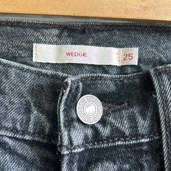 Levi’s washed black wedgie denim jeans - Picture 5 of 6